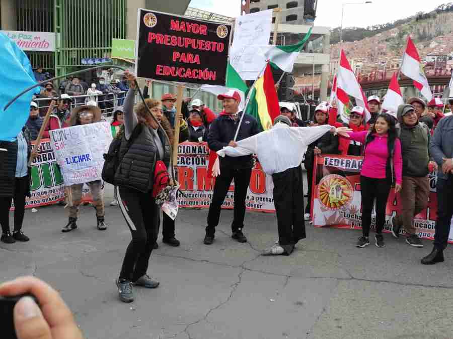 El magisterio urbano cumple un paro nacional con marchas y bloqueos en diferentes partes del país 
