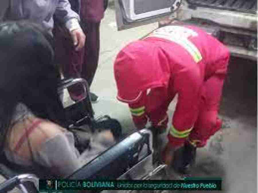 Bomberos rescatan a joven que se lanzó del puente Peregrino en Tarija