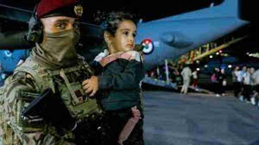 Miles de personas huyen de Sudán, mientras otros aguardan para ser evacuados