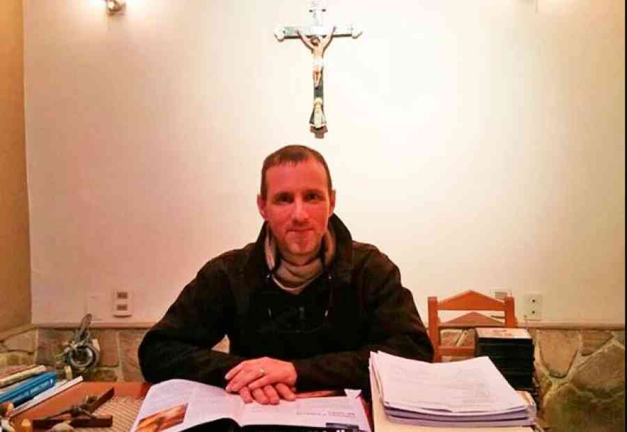 Sacerdote investigado por presunto abuso sexual, Garvin Grech, abandona el país