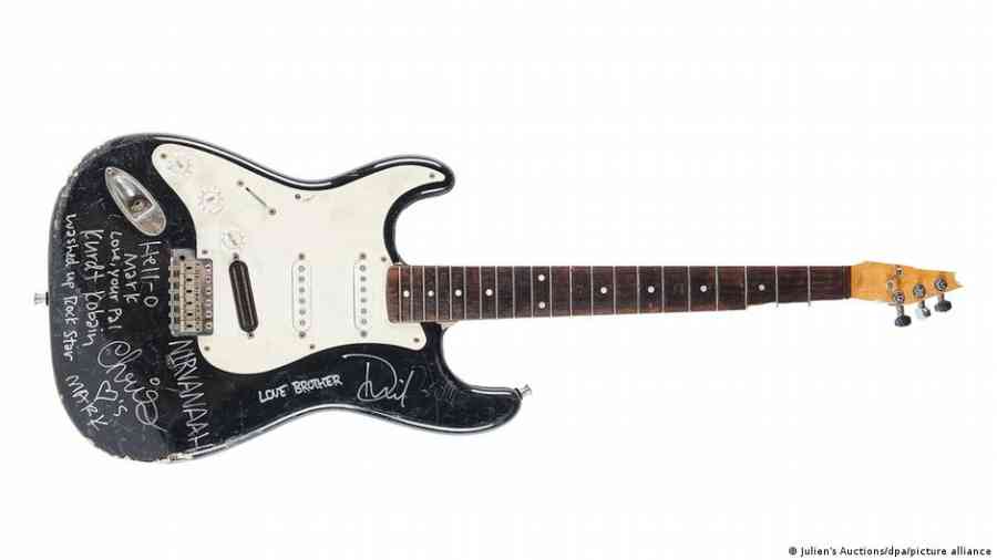 Subastan en casi USD 600.000 una guitarra destrozada por Kurt Cobain