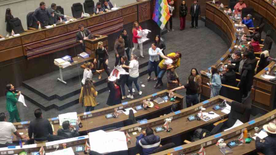 En una sesión bochornosa, el MAS evita la censura al ministro Del Castillo y lo premia