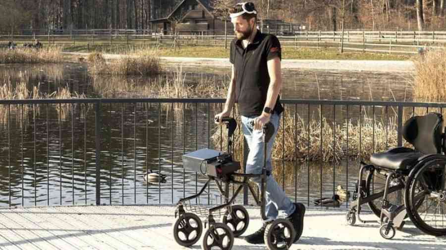 Un hombre vuelve a caminar después de 12 años gracias a un revolucionario implante cerebral