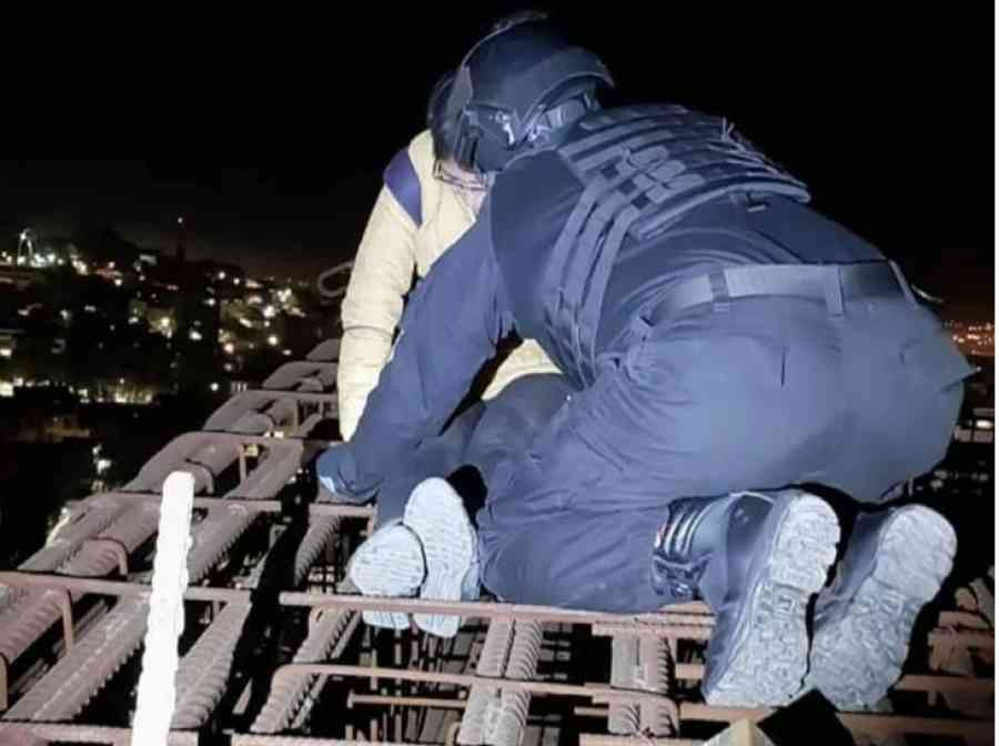 Policía rescata a mujer que intentó lanzarse del Puente 4 de Julio en Tarija