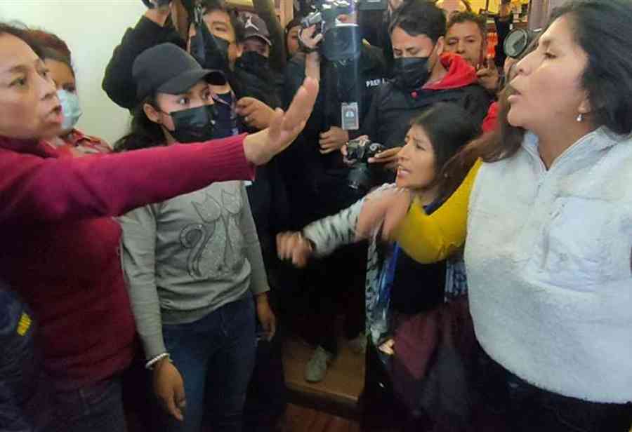 nsultos, jalones de pelo y empujones en el Concejo Municipal de Cochabamba