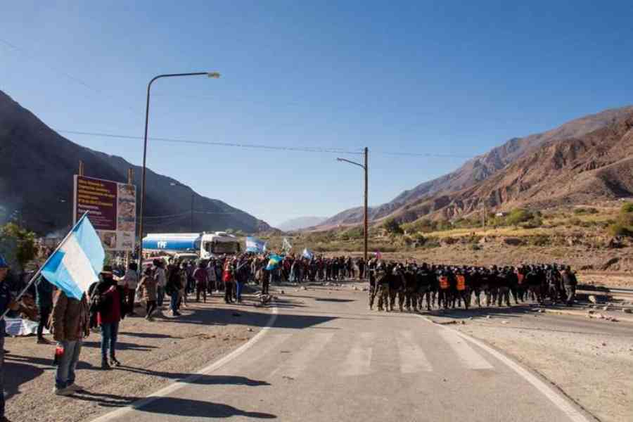 Localidades de Jujuy cortan rutas en defensa de sus tierras