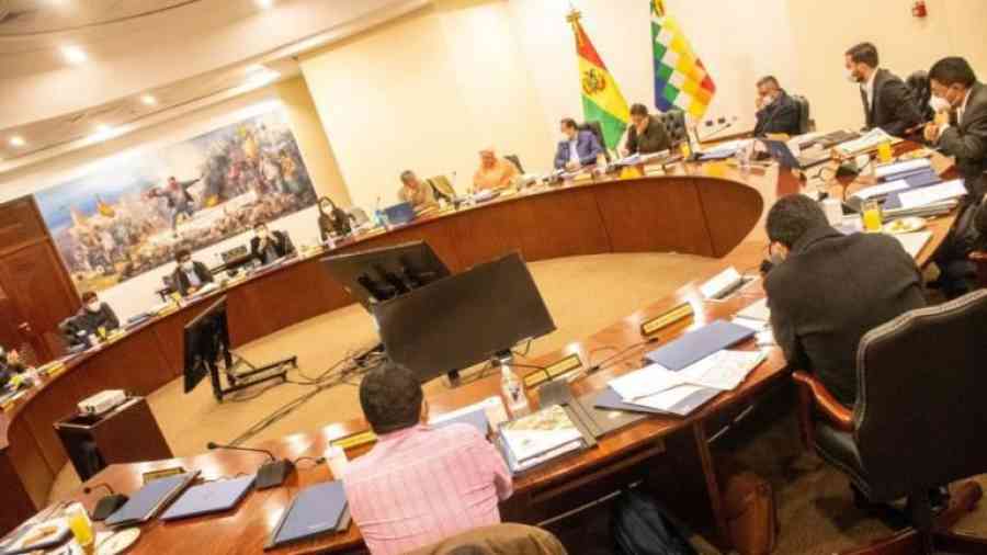 9 ministros declararon tener bienes menores a $us 30 mil, la oposición desconfía
