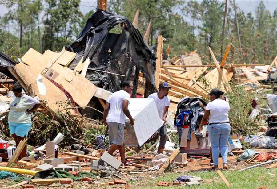 Cuatro muertos y diez heridos deja destructivo tornado en Texas