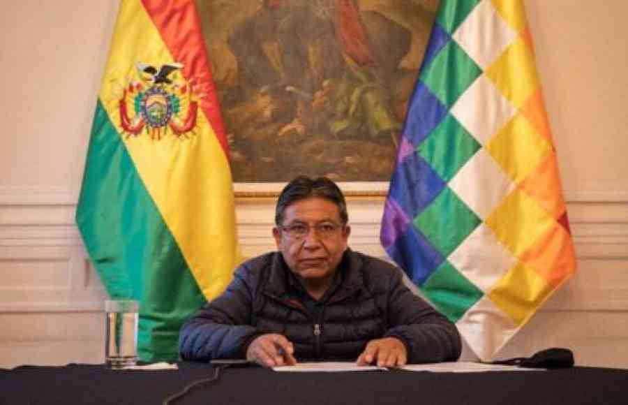 Camacho acusa a Choquehuanca de usar “cuentos separatistas” por sus comentarios sobre la tricolor