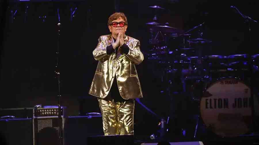 Emotivo Elton John en su último concierto en el Reino Unido