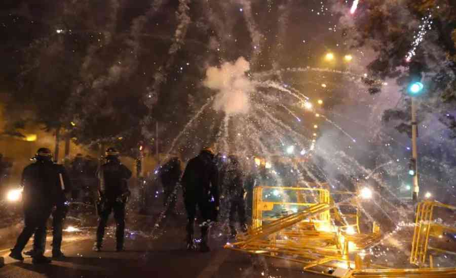 Más de 150 detenidos por disturbios tras la muerte de un joven a manos de un policía