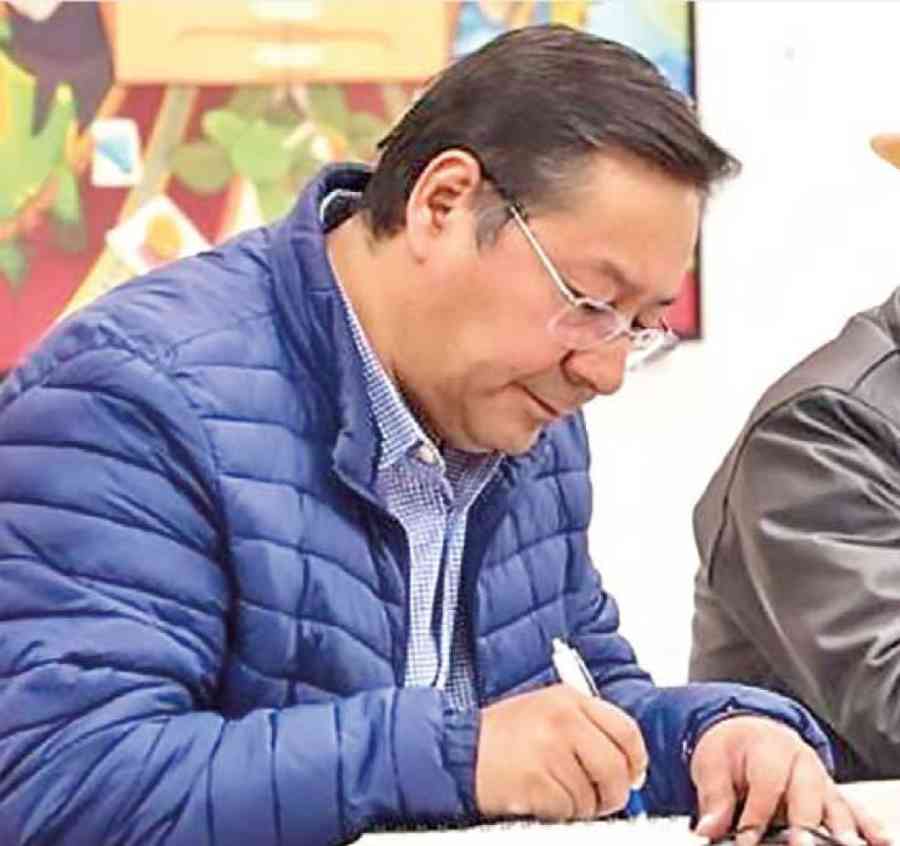 Presidente Arce decreta horario de invierno laboral para el sector público y privado