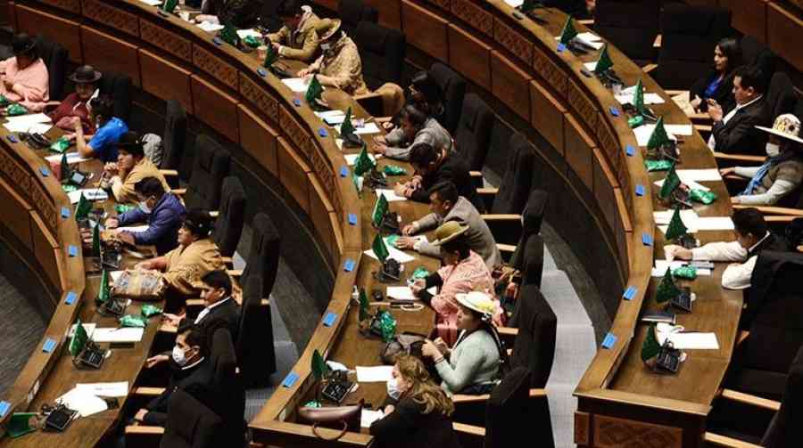Ejecutivo ataca a diputados que rechazan créditos