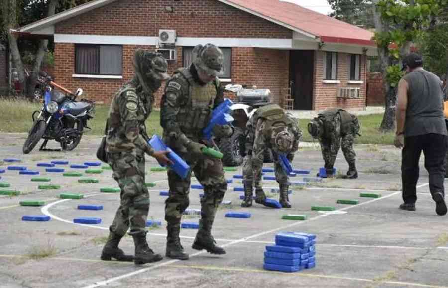 En Trinidad allanan dos estancias con pistas clandestinas e incautan más de 315 kilos de cocaína