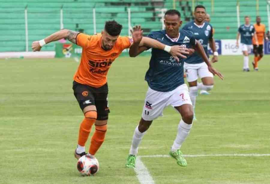 Real Tomayapo cayo goleado en su visita a Royal Pari