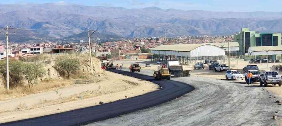 La Alcaldía asfalta avenida al campo ferial El Constructor