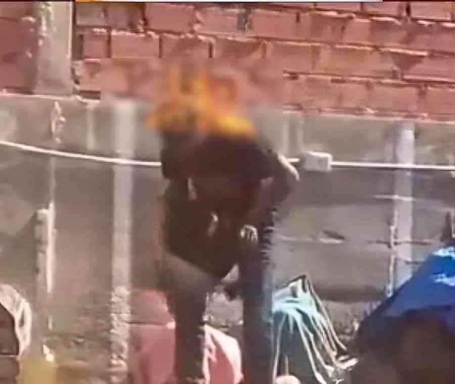 Hombre en estado de ebriedad se prende fuego en el Mercado Campesino