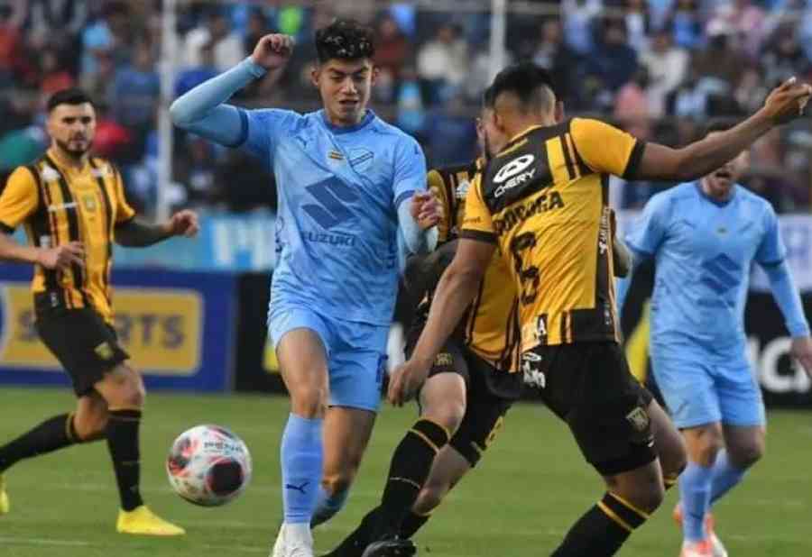 Bolívar ganó (3-0) el clásico paceño, frenó al Tigre y se acerca a la cima