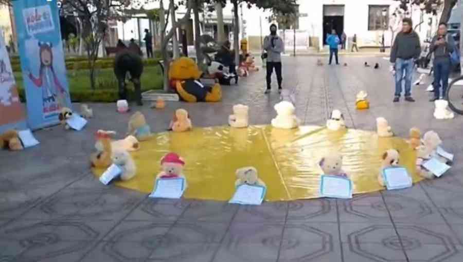 Peluches toman la plaza de Tarija con un llamado urgente para erradicar la violencia infantil