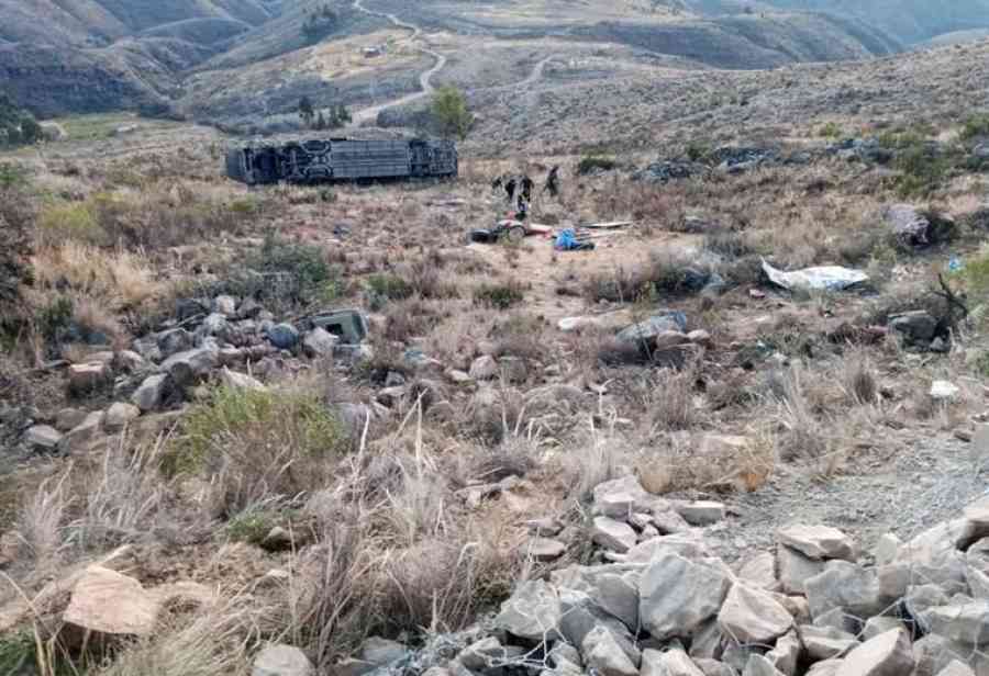Cinco muertos y nueve heridos tras embarrancamiento de un bus en la ruta Cochabamba - Sucre