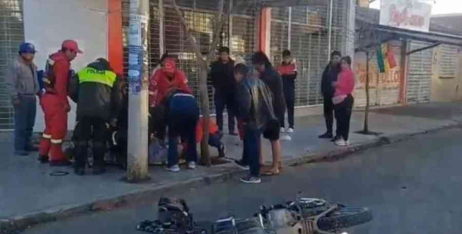 Motociclista en estado crítico tras chocar con minivan escolar en Senac