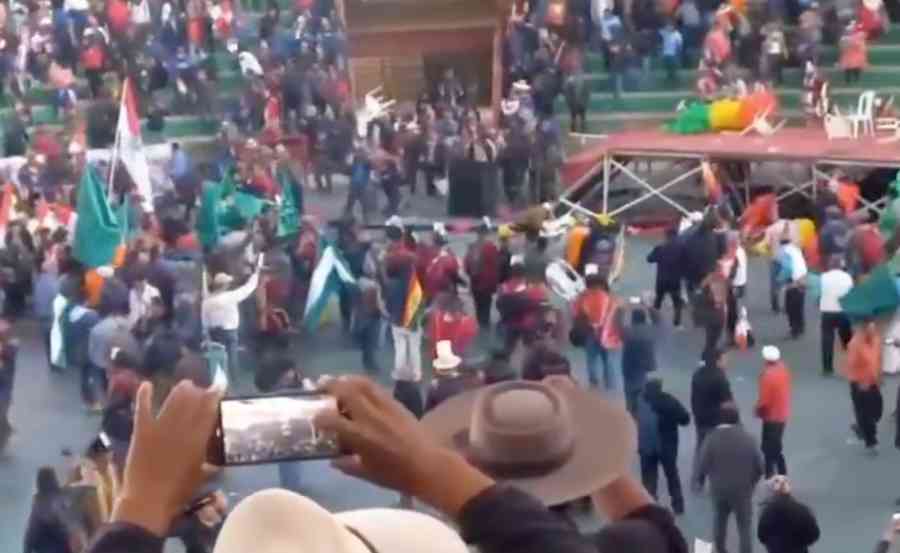 Primera jornada del congreso de la CSUTCB termina con abucheos, sillazos y chicotazos