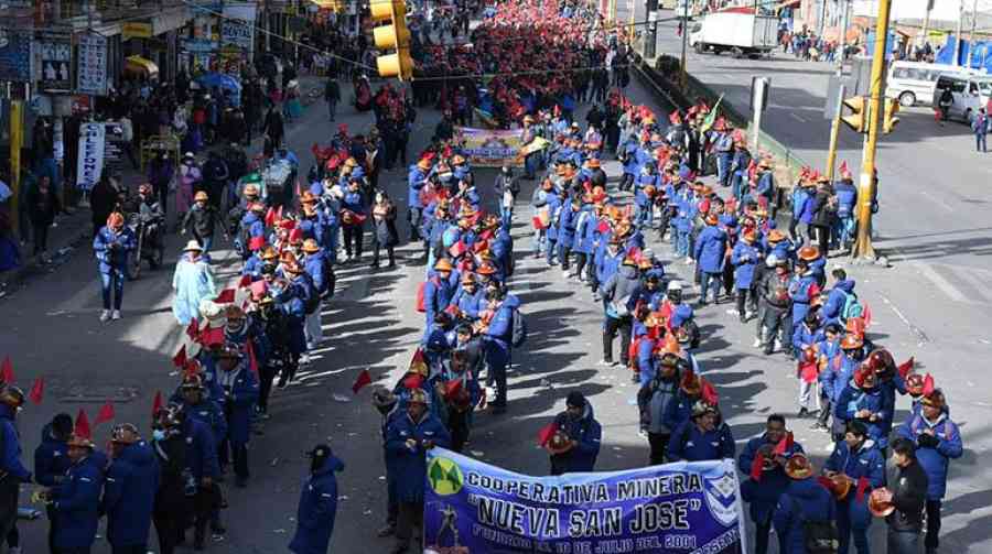Cooperativistas marchan de El Alto a La Paz para entregar al presidente Arce una agenda de 10 puntos