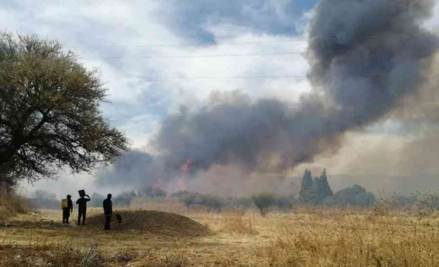Bomberos controlan el incendio en Monte Méndez