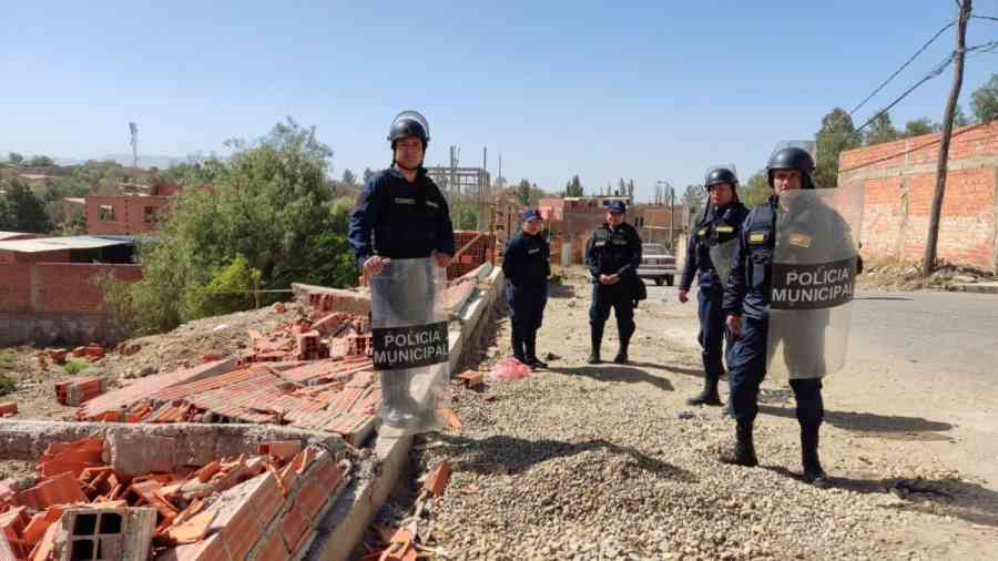 Alcaldía demuele construcción clandestina en el barrio Los Álamos