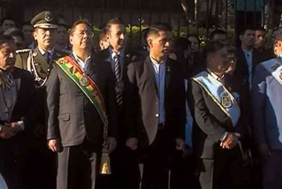 Con ofrendas florales e iza de banderas comienzan los actos centrales en homenaje a Cochabamba