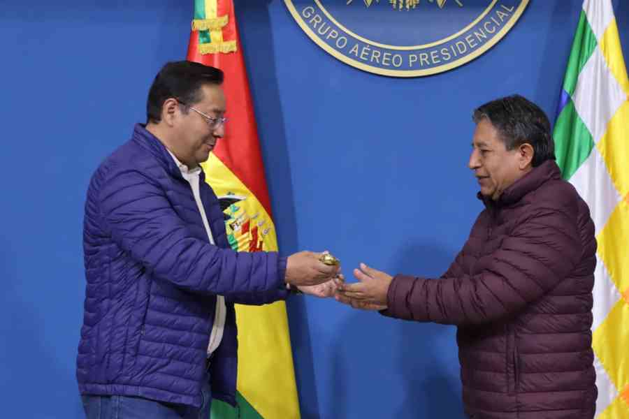 Arce viaja a Nueva York y entrega el bastón de Mando a Choquehuanca
