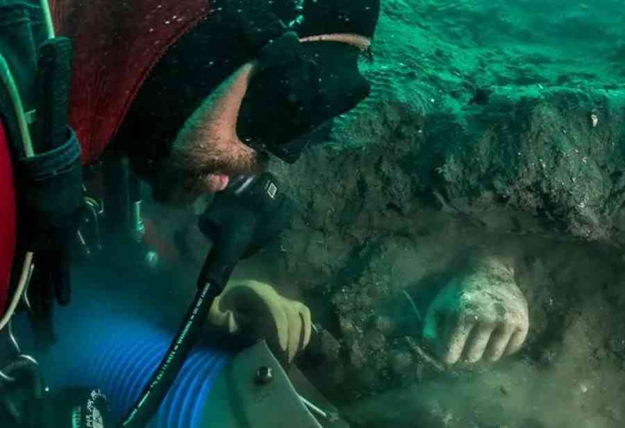 Hallan un templo antiguo y tesoros en misteriosa ciudad submarina egipcia