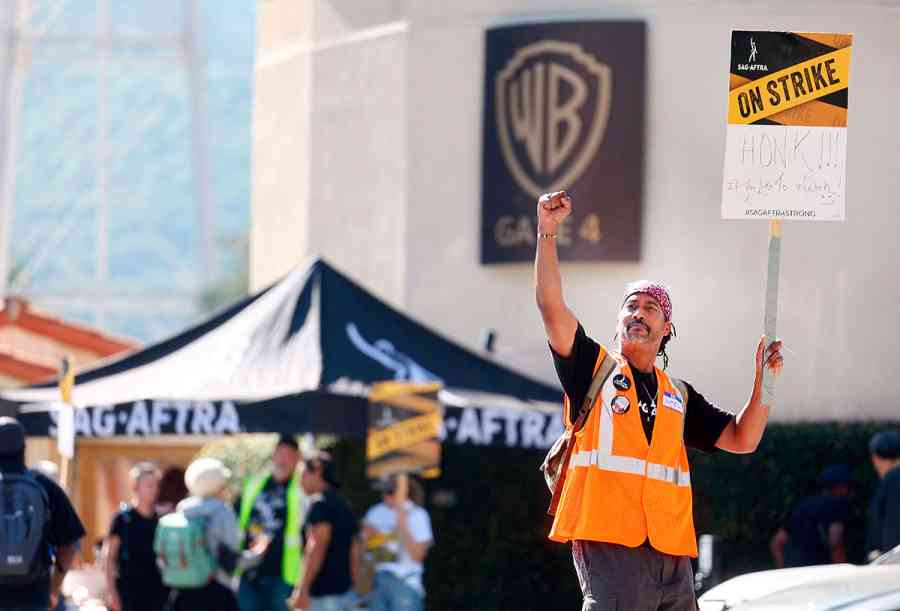 Guionistas de Hollywood terminan huelga y vuelven al trabajo