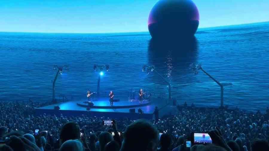 U2 deslumbra con un espectacular escenario futurista