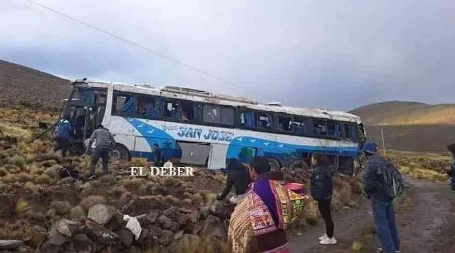 Accidente de un bus en la carretera Oruro-Potosí deja varios heridos