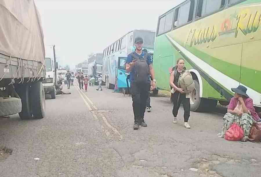 Bloquean la carretera Beni - La Paz para exigir a las autoridades que apaguen los incendios en Yucumo
