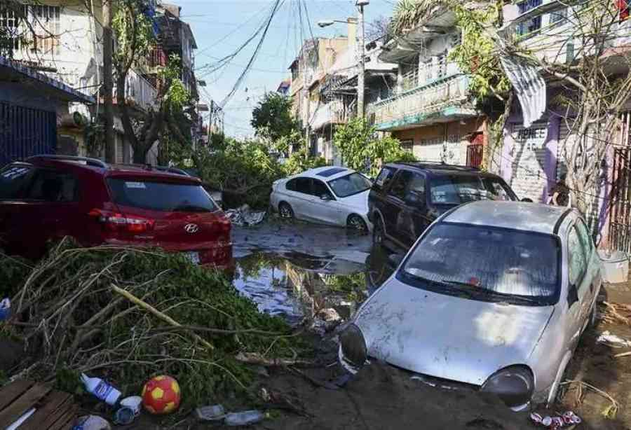Parten vuelos para evacuar turistas del puerto mexicano de Acapulco tras huracán