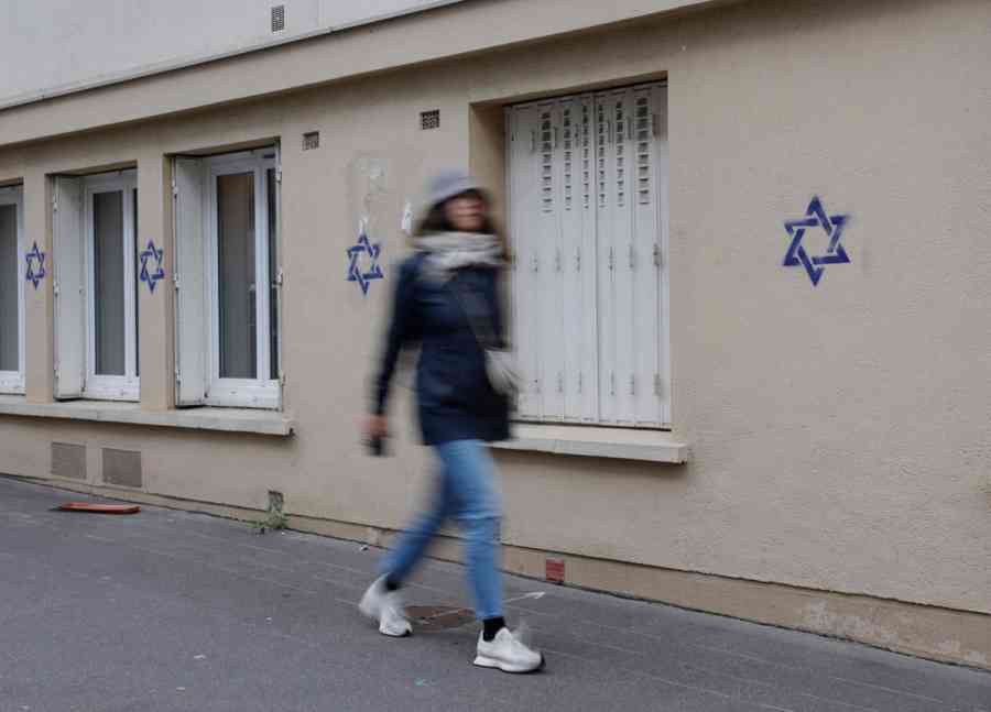 París amaneció con estrellas de David pintadas sobre fachadas de edificios