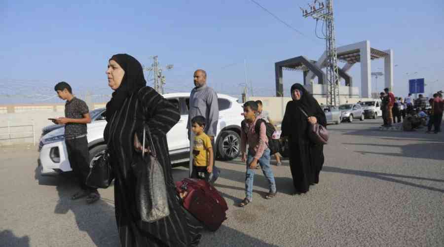 Decenas de extranjeros salen de Gaza por Rafah por primera vez desde el inicio del conflicto