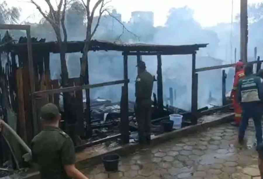 Incendio de magnitud arrasa con cuatro viviendas en Cobija