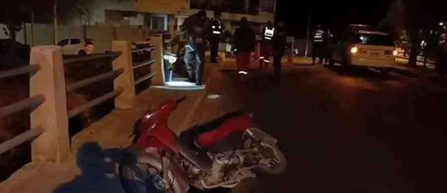 Muere joven motociclista tras impactar con la acera y ser arrojado a una quebrada en Tarija