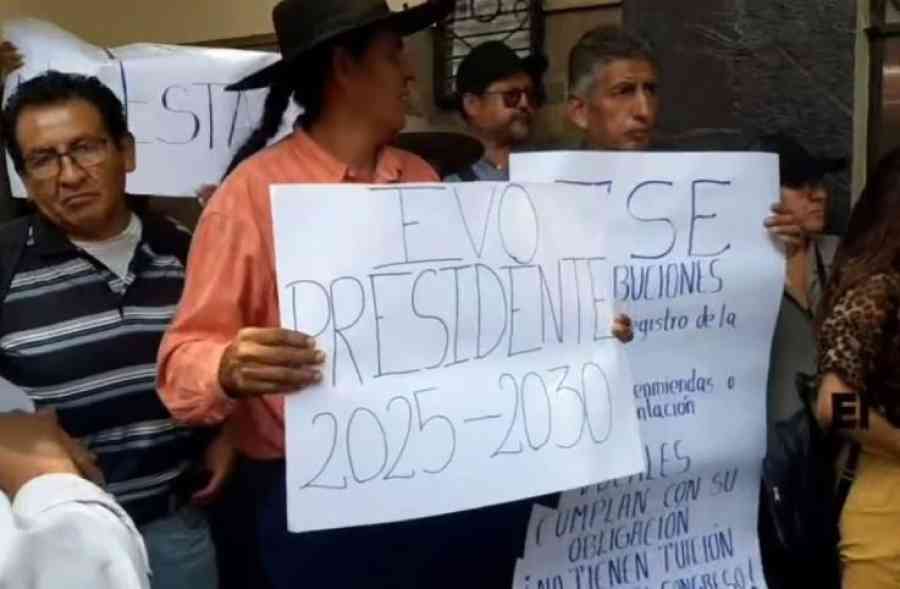 Militantes del MAS realizaron vigilia en el TED en apoyo a Evo