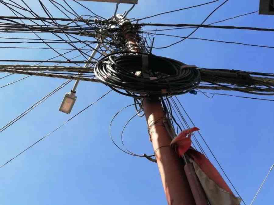 Falta de reglamento impide sacar la maraña de cables en la ciudad