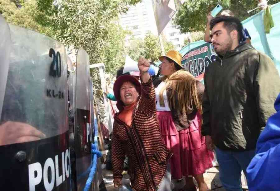 Policía interviene vigilia de “evistas” en el TSE y Dockweiler dice que fueron “reprimidos”