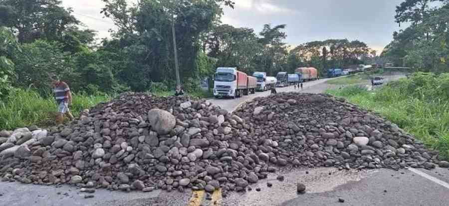 Cinco puntos de bloqueo interrumpen la carretera Cochabamba - Santa Cruz