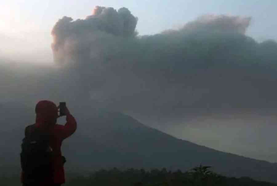 Suben a 22 los muertos por erupción volcánica en Indonesia