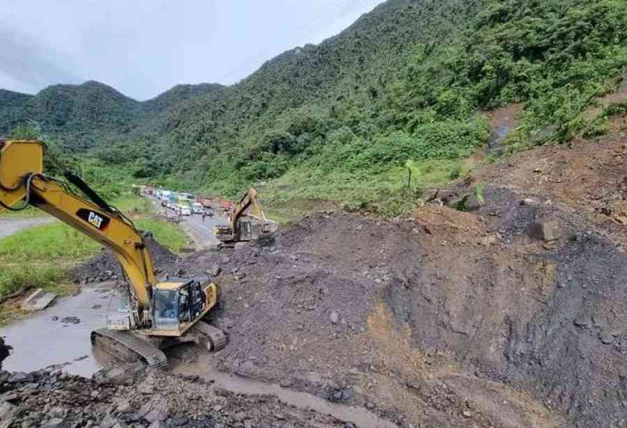 Derrumbes en El Sillar dejan la carretera nueva Cochabamba - Santa Cruz cerrada por 48 horas