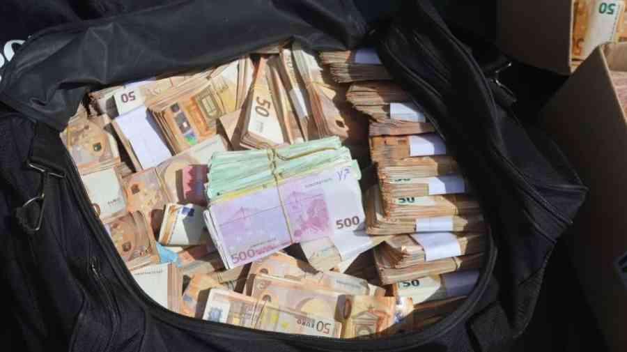 Mujer llevaba 52 millones de pesos en su faja y en maletas