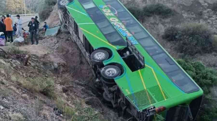 Accidente de un bus causa 19 heridos en la vía Potosí – Sucre