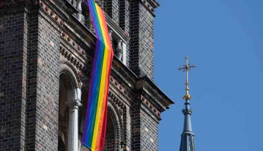 El Vaticano autoriza bendiciones bajo condiciones para parejas del mismo sexo